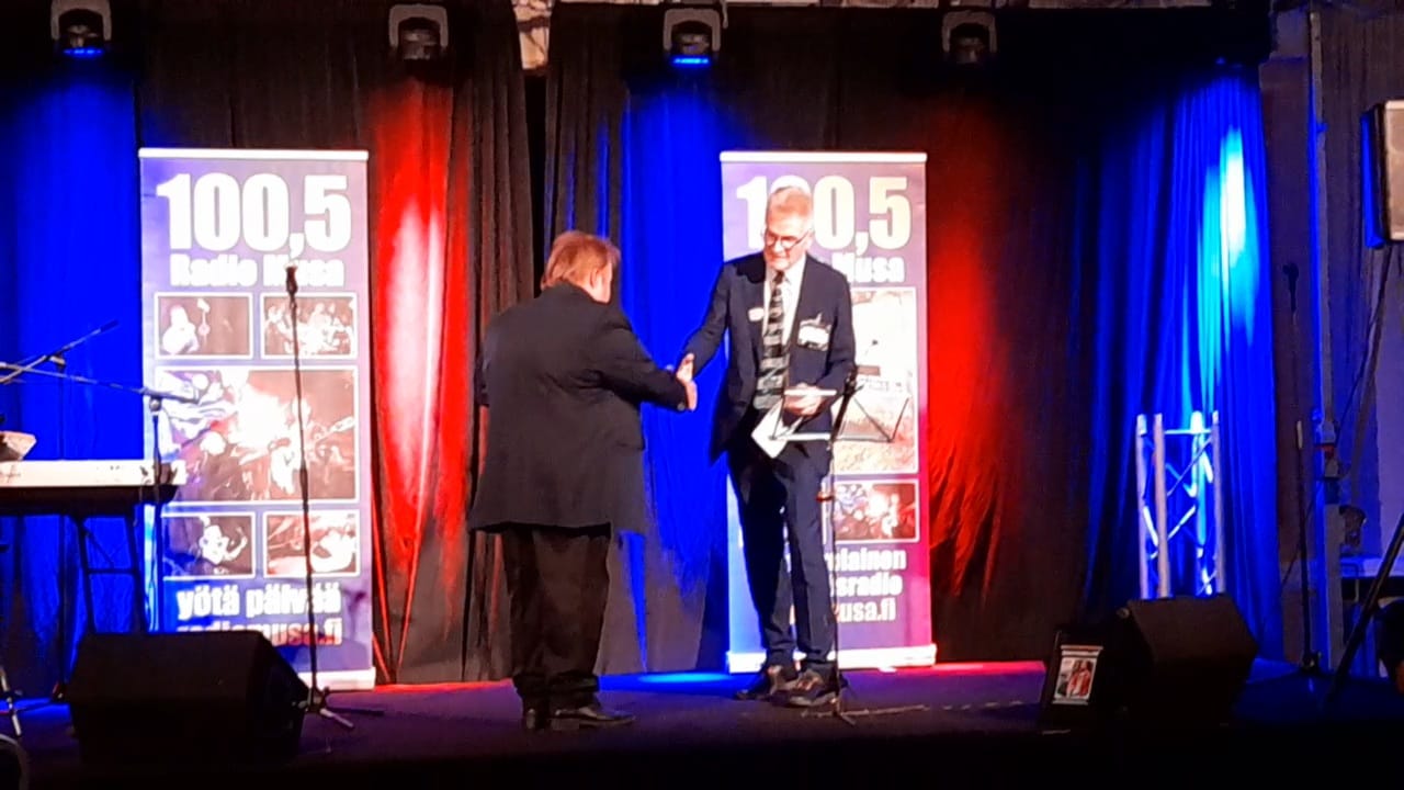 Sisu-palkinnon Radio Sandelsin Reijo Gladille ojentaa Radio Musan Pentti Teräväinen.
Lavakauden päättäjäiset pidettiin sunnuntaina 14.9.2025 Tampereella. Sisu-palkinnon Radio Sandelsin Reijo Gladille ojentaa Radio Musan Pentti Teräväinen.
Lavakauden päättäjäiset pidettiin sunnuntaina 14.9.2025 Tampereella.