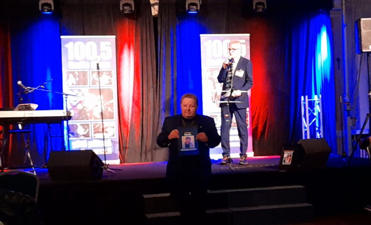 Radio Sandelsin päätoimittaja Reijo Glad sai musiikkiväen Sisu-palkinnon 14.9.2025. 
Radio Sandelsin päätoimittaja Reijo Glad sai musiikkiväen Sisu-palkinnon 14.9.2025.